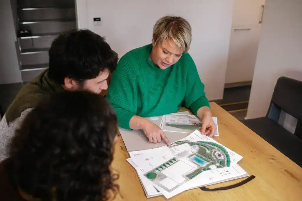 Cornelia bei der Besprechung eines Gartenplans mit ihren Kund:innen.