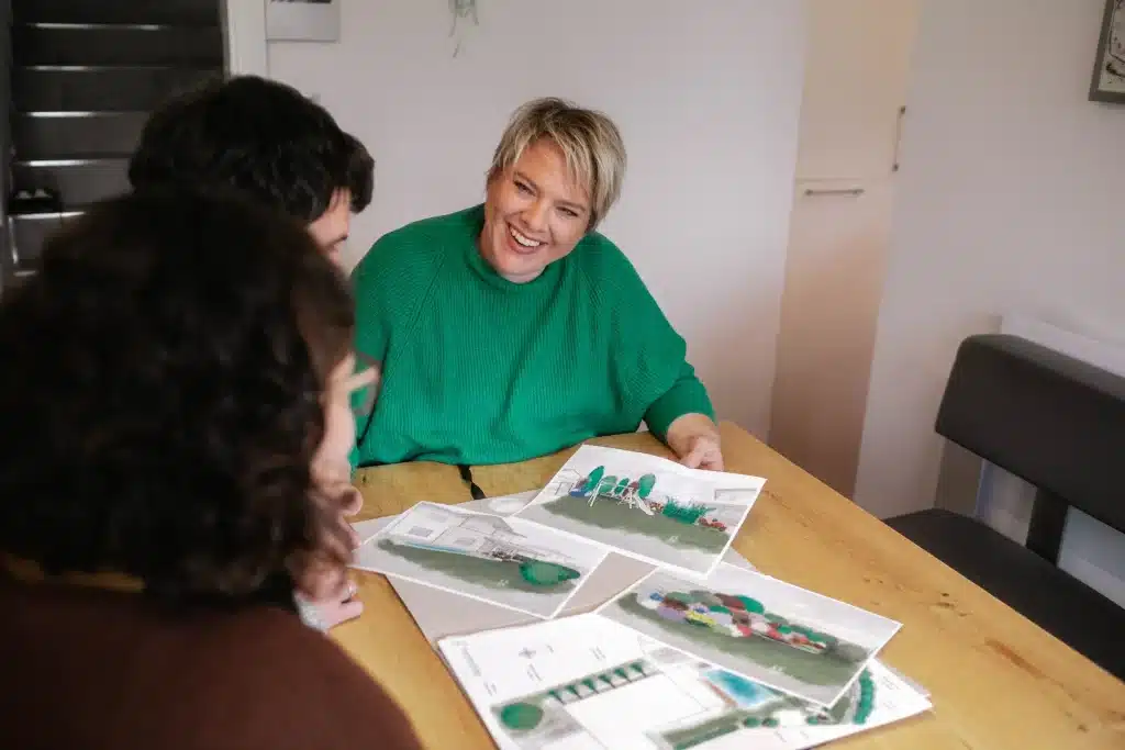 Cornelia bei der Besprechung eines Gartenplans mit ihren Kund:innen.