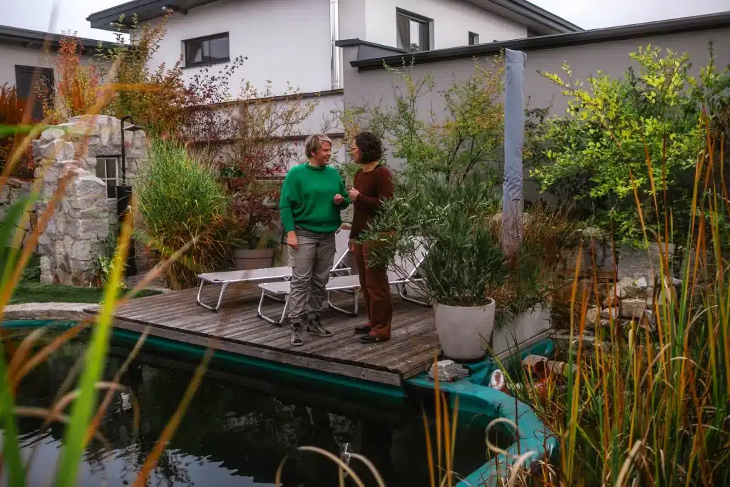 Cornelia mit einer Kundin vor Ort in ihrem Garten zum Erstgespräch.