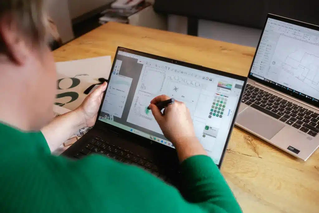 Cornelia zeichnet auf ihrem Laptop an einem Plan.